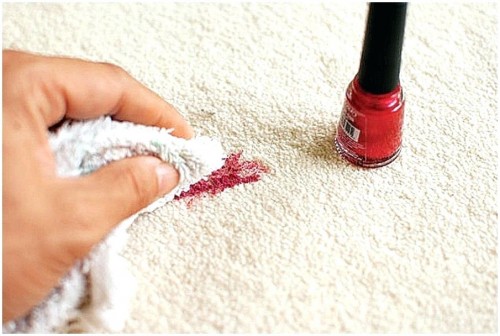 چند پیشنهاد برای پاک کردن لکه لاک ناخن از روی فرش