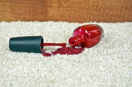 پاک کردن لکه لاک ناخن از روی فرش